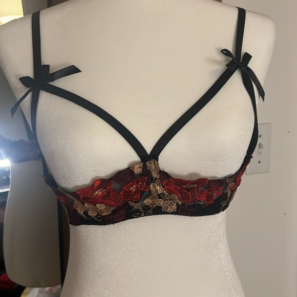 NWOT Lot of 3 34B Unlined or Cupless Bras 🌺 - Picture 2 of 7